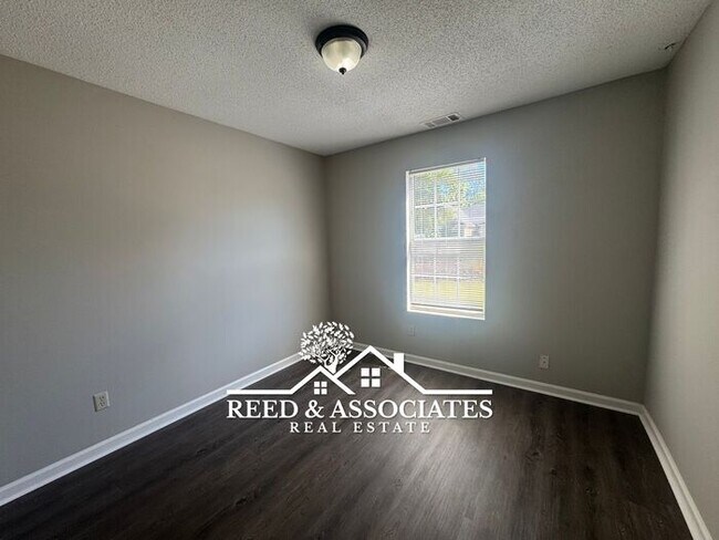 Building Photo - Raleigh Home Located in Quiet Neighborhood!