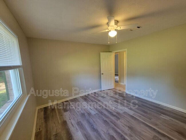 Building Photo - 225 Pecan Dr