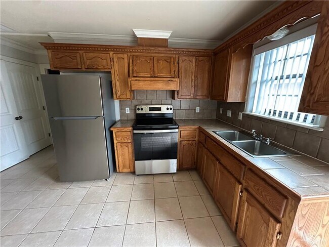 Building Photo - 13 E Quail St