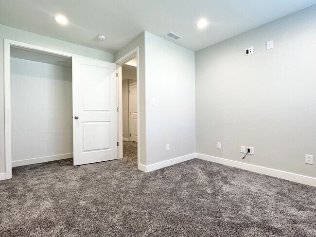 Building Photo - HOLIDAY MOVE IN SPECIAL!