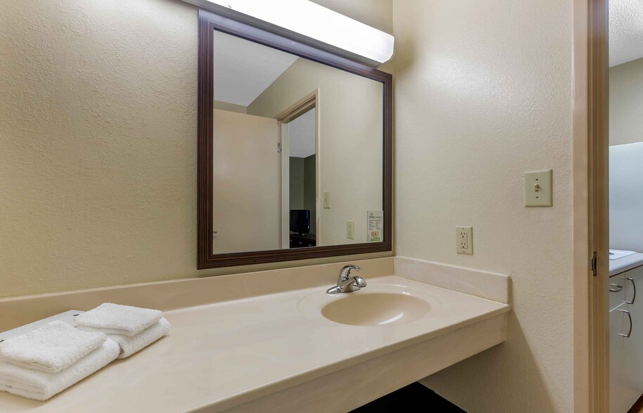 Building Photo - Furnished Studio-Greensboro - Wendover Ave...