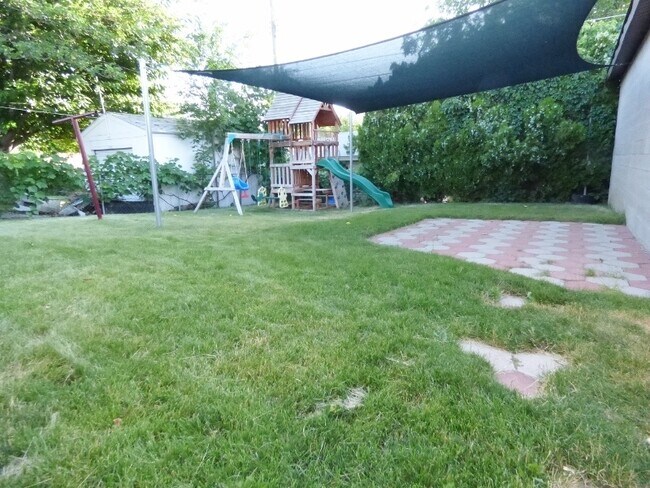 Building Photo - Great 4 Bd 2 Bath Home in Sandy