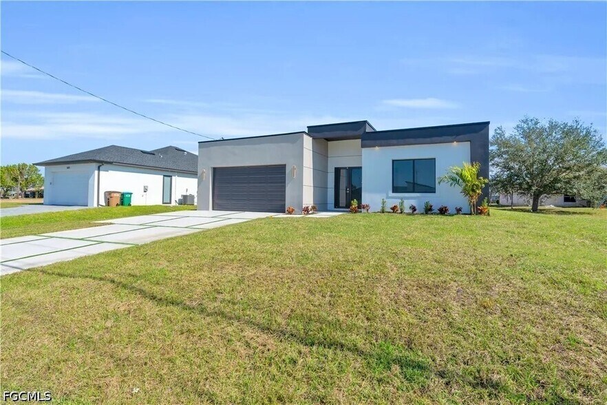Building Photo - 1021 Chiquita Blvd S