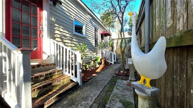 Building Photo - 611 Lyons St