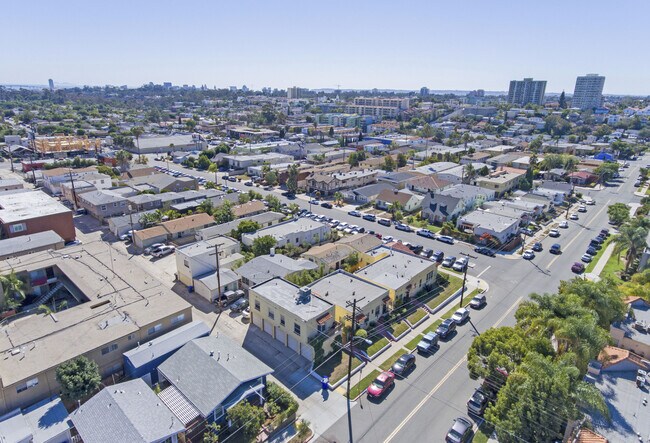 Building Photo - Charming Corner Unit One Bedroom! Large Pa...