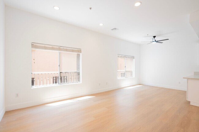 Building Photo - 1752 N Kingsley Dr.