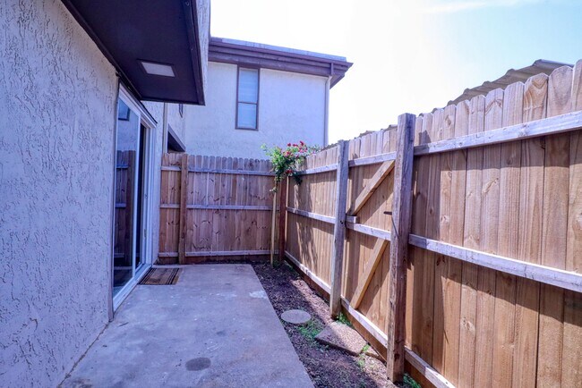 Building Photo - 413 Lakeway Dr