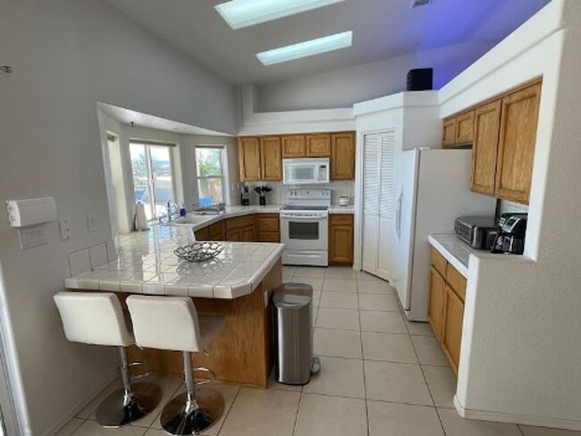 Building Photo - * Occupied* Unfurnished Long Term Pool Hom...