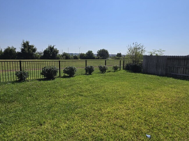 Building Photo - 2815 Dry Creek Dr