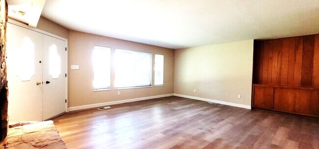 Building Photo - Beautiful 2 Bedroom / 2 Bath Bungalow Next to Hidden Valley Golf Club with Large Private Patio, N...