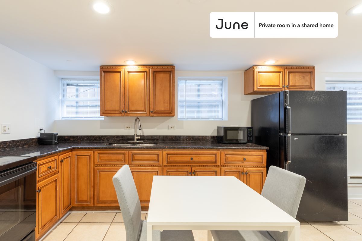 Building Photo - Room in Shared 3 bed/1 bath home in Logan Square
