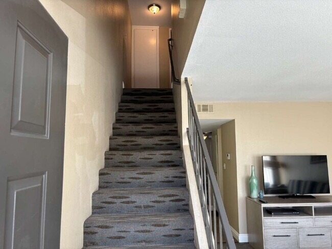 Building Photo - 2-Story, 2-Bedroom Condo Available for Rent