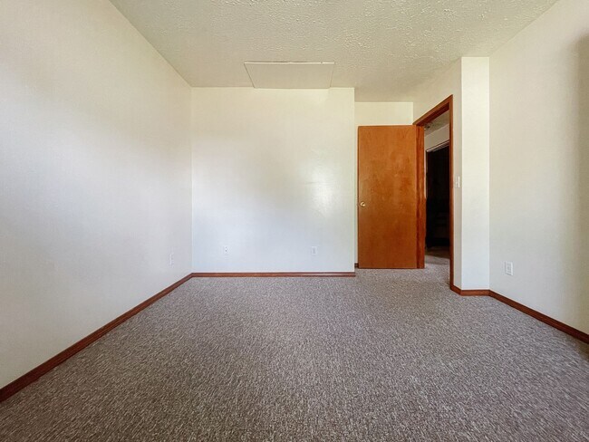 Building Photo - Washer/Dryer Hook Ups