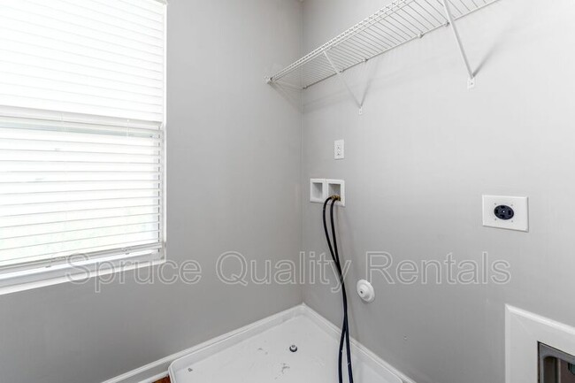Building Photo - 411 Quicksilver Rd
