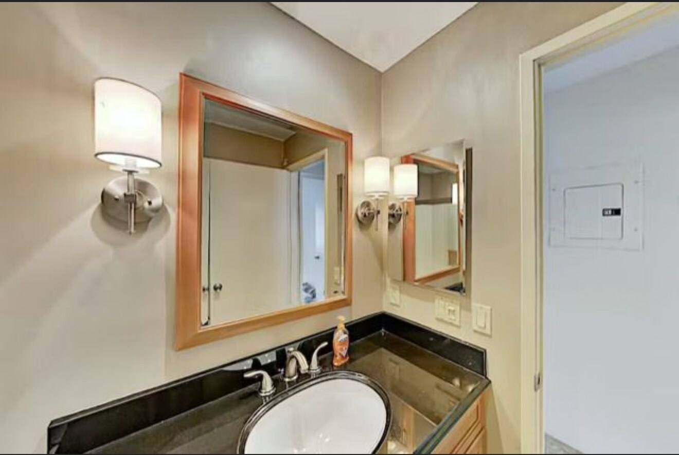Building Photo - 505 S Farrell Dr