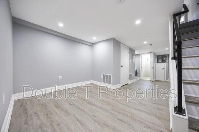 Building Photo - 10 N Ellwood Ave