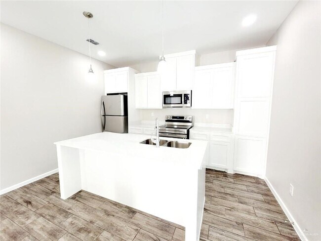 Building Photo - 16 Lore Dr