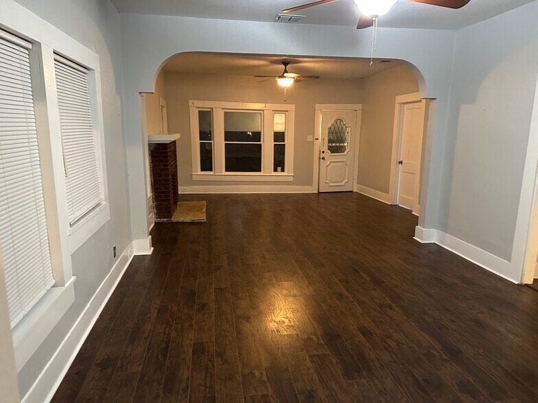 Building Photo - 1118 Santa Anna