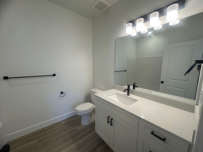 Building Photo - Luxury 3 bedroom Condo in Desert Color!