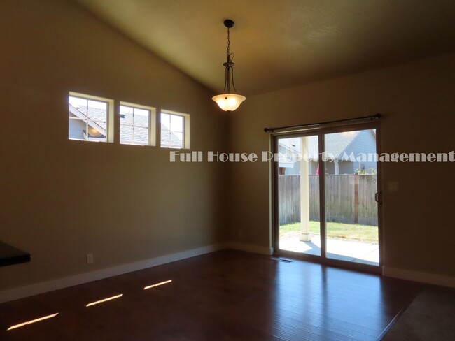 Building Photo - Custom 3 Bed, 2 Bath Home in Junction City...