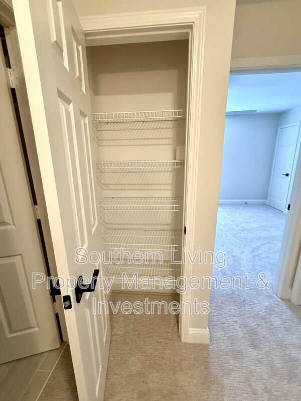 Building Photo - 8811 Roseton Ln