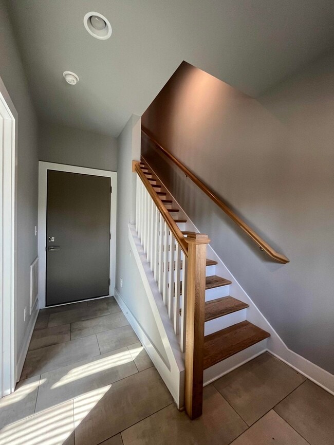 Building Photo - 976 Youngs Ln