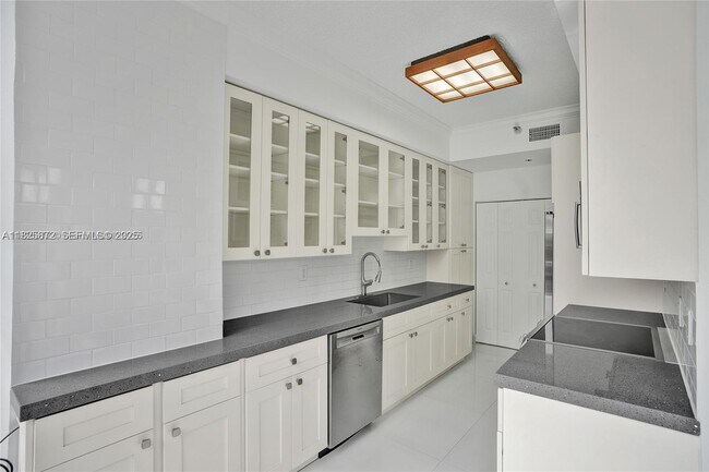 Building Photo - 3500 Mystic Pointe Dr