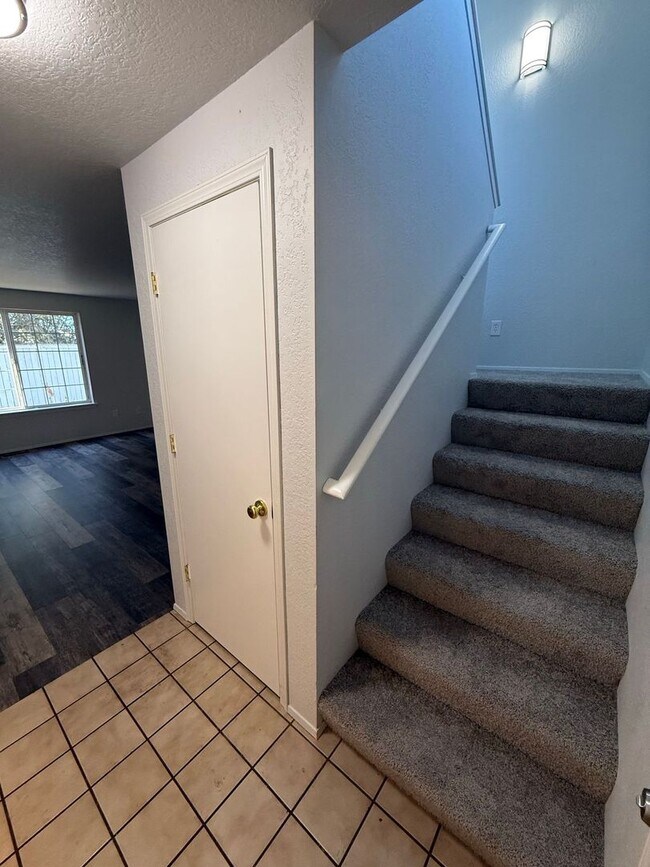 Building Photo - Cozy 3 bedroom Duplex in Berry Valley Estates