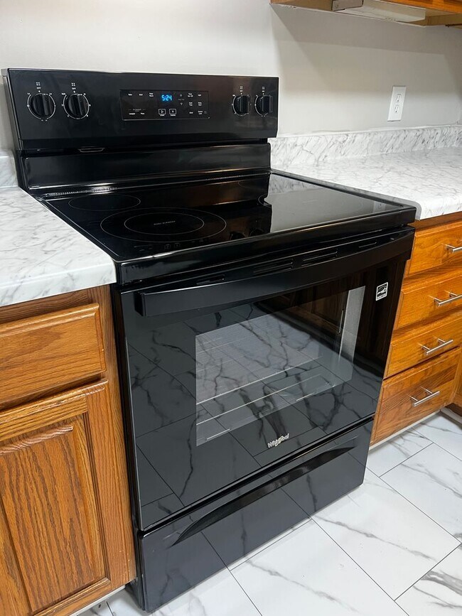 Building Photo - 824 Strawberry Ln