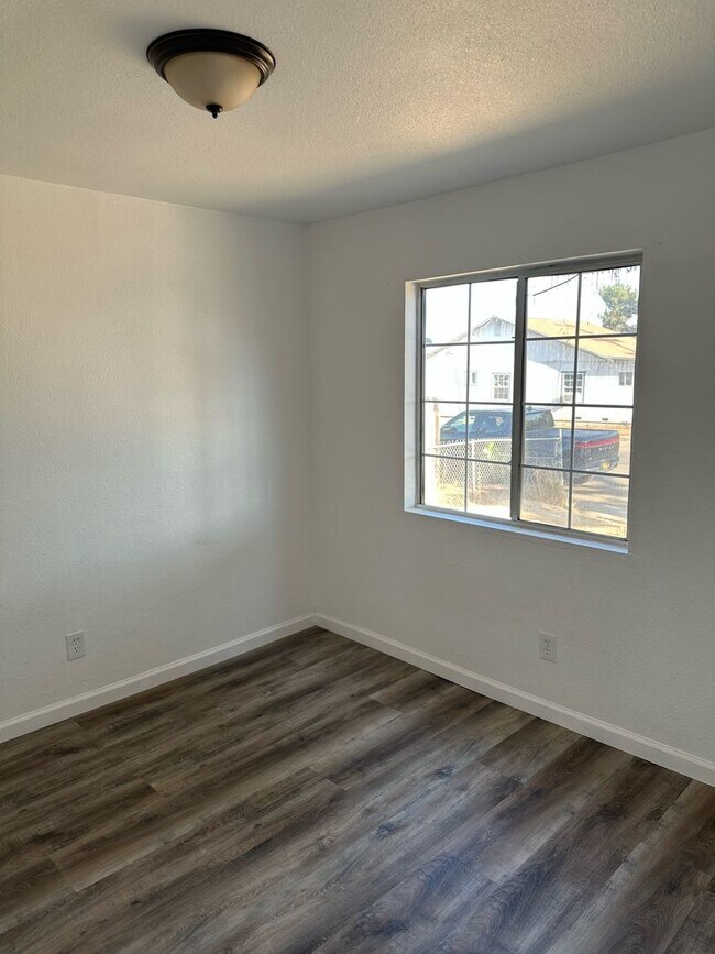 Building Photo - 132 W Deltha Ave