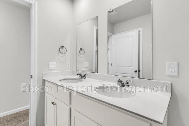 Building Photo - 205 Maple Hl Dr