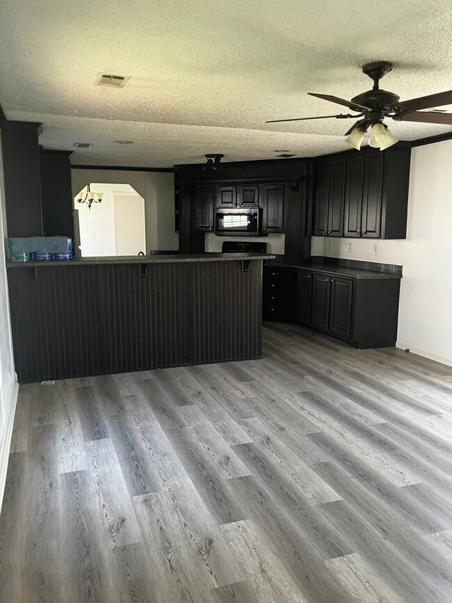 Building Photo - 3 Bedroom Trailer in New Iberia