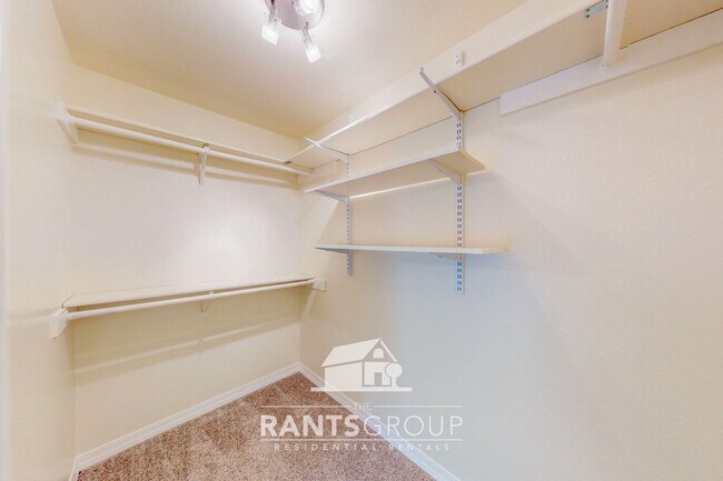 Building Photo - Indian Creek 2 Bedroom!