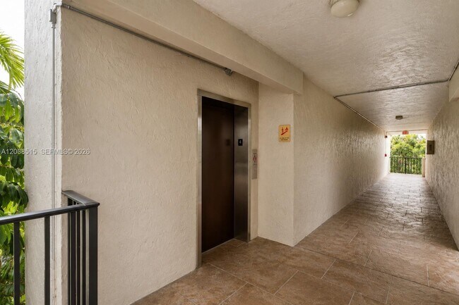 Building Photo - 6904 N Kendall Dr