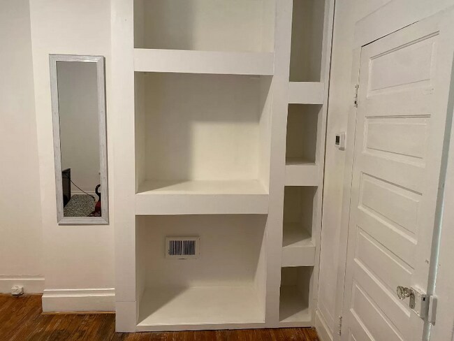 Building Photo - 508 W Cameron Ave