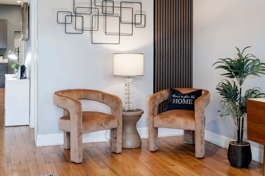 Building Photo - 109 S Paulina St