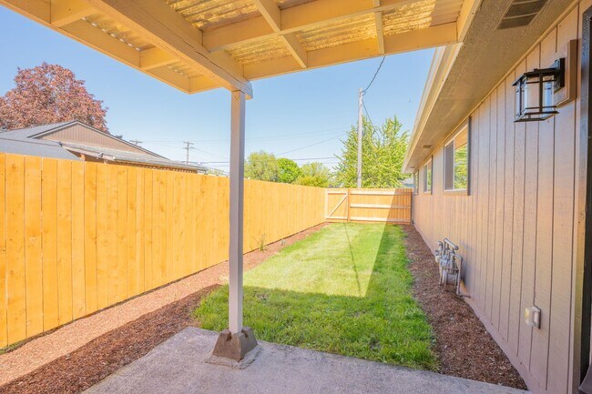 Building Photo - Newly Remodeled Large 2 Bedroom!