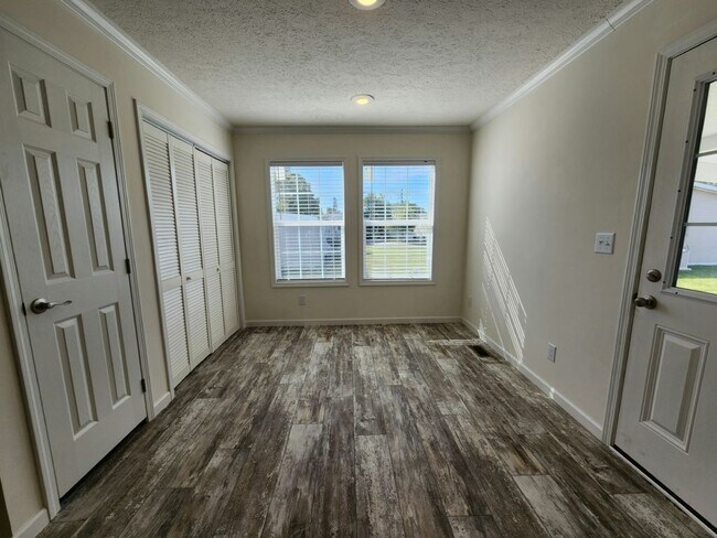 Building Photo - 518 Eland Dr