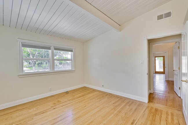 Building Photo - Beautifully Remodeled Home in Prime Cambri...