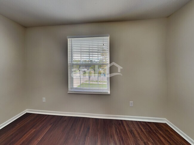 Building Photo - 2219 S Briarwood Dr