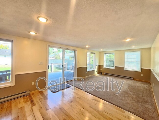 Building Photo - 1017 E Sharp Ave