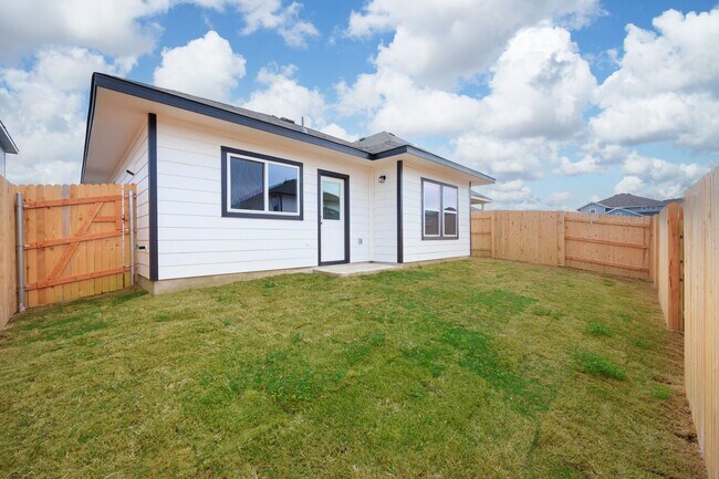 Building Photo - Charming 3-Bedroom Home Near Kyle & San Ma...