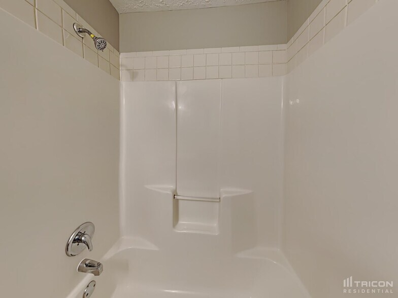 Building Photo - 4452 Redcliff N Ln