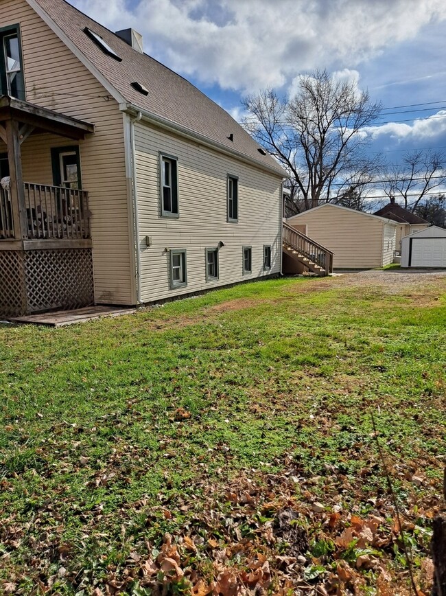 Building Photo - 453 E Walnut St