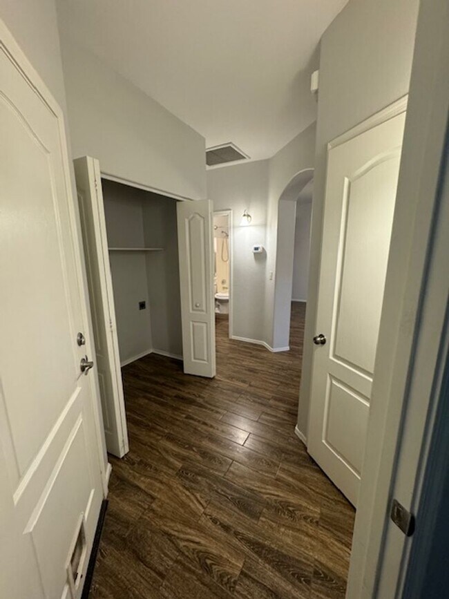Building Photo - NW- 3 bedroom/ 2 bathroom with 2 car garage