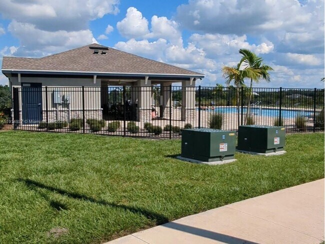 Building Photo - 2175 Chris Dr