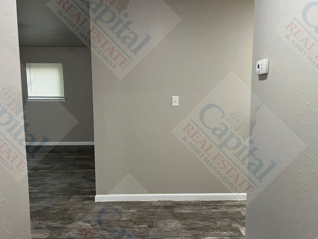 Building Photo - Spacious 3 Bedroom