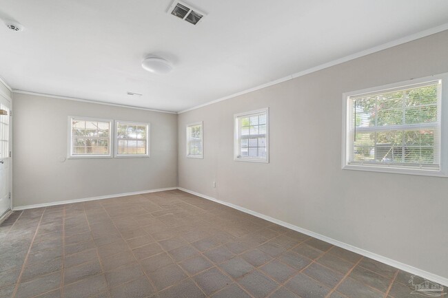 Building Photo - 8 Goodman Ln