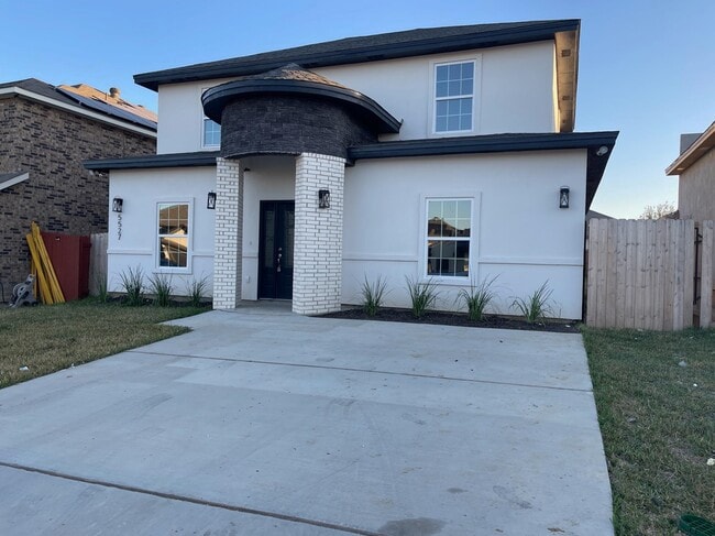 Building Photo - 5527 Conroe St