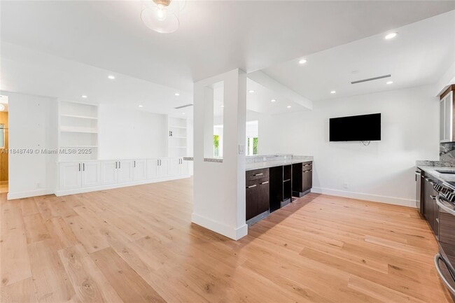 Building Photo - 740 S Shore Dr